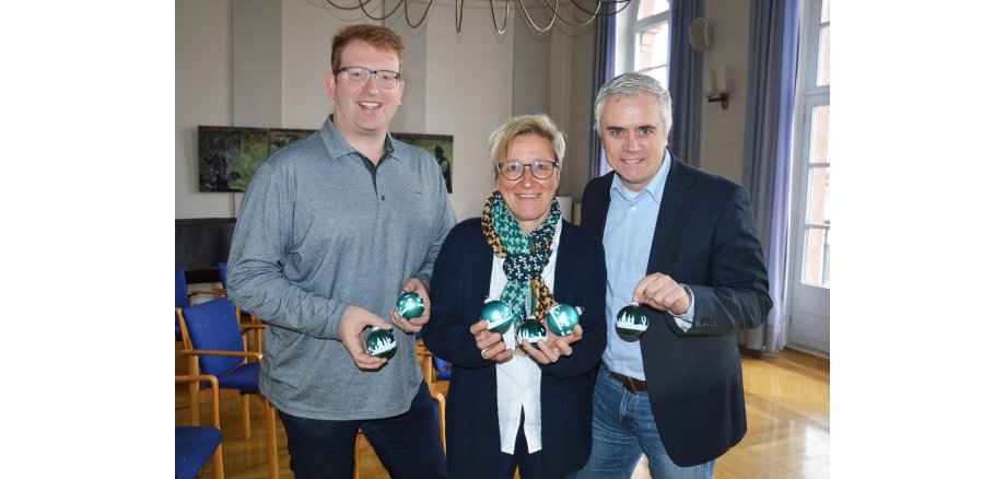 Seligenstädter Christbaumkugeln 2019 präsentiert vom Ersten Stadtrat Michael Gerheim, Monika Weber vom Stadtmarketing und Bürgermeister Dr. Bastian