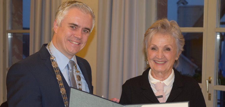 Kuturpreisverleihung 2019, Bürgermeister Dr. Bastian mit Preisträgerin Annemarie Pötzelberger