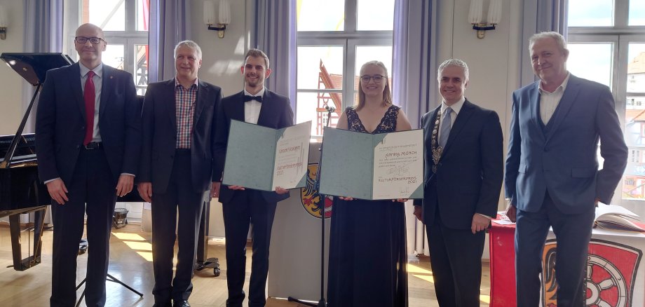 Auf dem Foto von links: Stadtverordnetenvorsteher Richard Georgi, Laudator Roman Zöller, Preisträger Vincent Knüppe, Preisträgerin Annika Münch, Bürgermeister Dr. Daniell Bastian, Laudator Norbert Zabolitzki