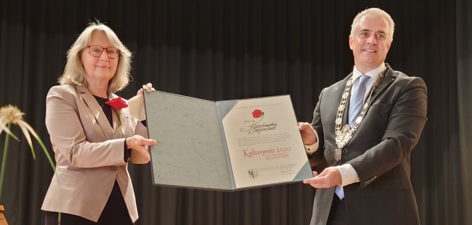 Auf dem Foto von links: Vereinsvorsitzende Barbara Helf und Bürgermeister Dr. Daniell Bastian