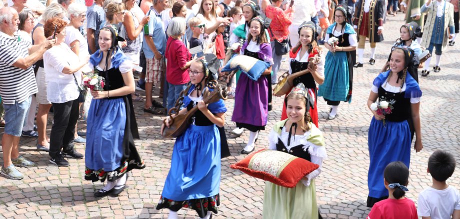 Löffelmädchen beim Umzug