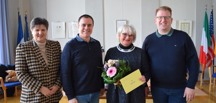 Auf dem Foto von links: Personalratsvorsitzende Traudel Kramer, Bürgermeister Dr. Daniell Bastian, Maria Warlo und Erster Stadtrat Michael Gerheim