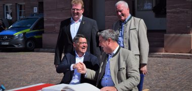 Auf dem Foto von hinten links: Erster Stadtrat Michael Gerheim, Landtagsvizepräsident Frank Lortz, Hessens Ministerpräsident Boris Rhein und sein bayerischer Amtskollege Dr. Markus Söder