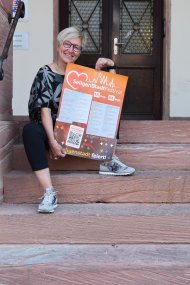 Monika Weber mit dem Festival Plakat Monika Weber mit dem Festival Plakat