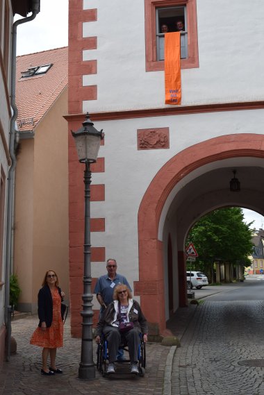 Der Steinheimer Torturm trägt orange Der Steinheimer Torturm trägt orange