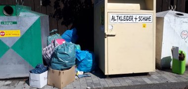 Illegale Müllablagerung am Container