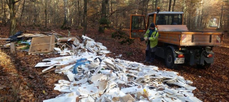 Illegale Müllentsorgung im Stadtwald Illegale Müllentsorgung im Stadtwald