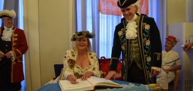 Nancy Faeser beim Eintrag