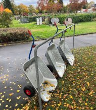 Neue Handwagen auf dem neuen Friedhof in Seligenstadt