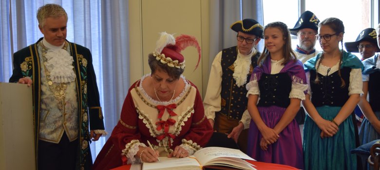 Nicole Jusserand beim Eintrag ins Goldene Buch Nicole Jusserand beim Eintrag ins Goldene Buch