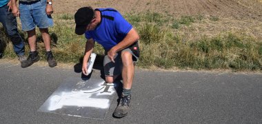 Ortslandwirt Norbert Zöller beim Sprühen