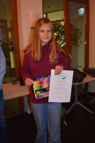 Pauline mit Preis und Urkunde Pauline mit Preis und Urkunde