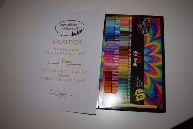 Pauline mit Preis und Urkunde Pauline mit Preis und Urkunde
