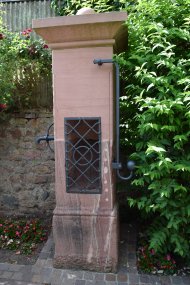 Der rekonstruierte Pumpenstein im Roten Brunnengässchen Der rekonstruierte Pumpenstein im Roten Brunnengässchen