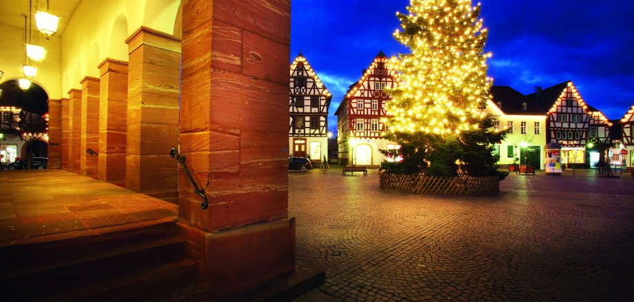 Beleuchteter Weihnachtsbaum auf dem Seligenstädter Marktplatz