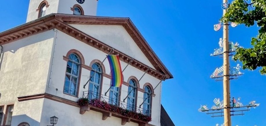 Die Regenbogenflagge am Rathaus der Einhardstadt Seligenstadt