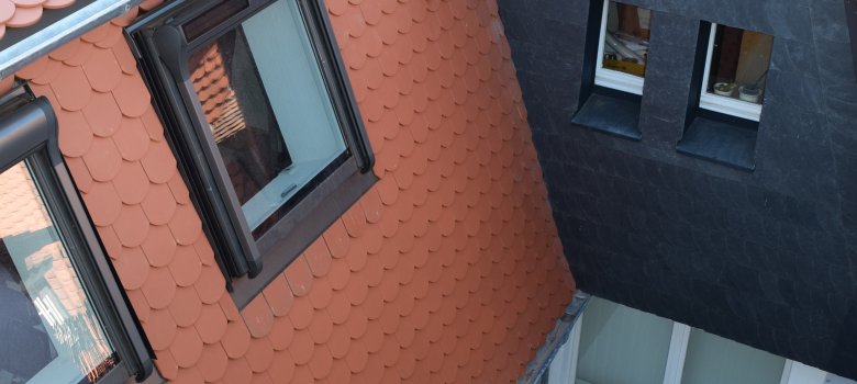Renoviertes Dach "Haus Sonne" an den Büros Renoviertes Dach "Haus Sonne" an den Büros