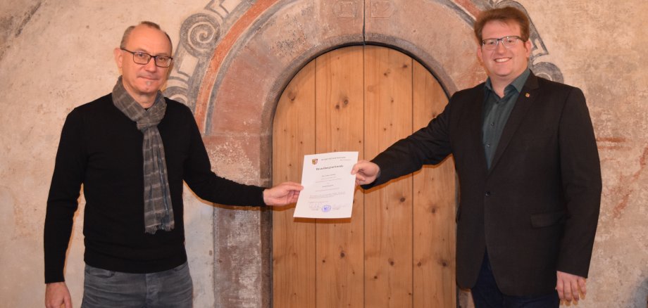 Der neue Standesbeamte Oliver Schäfer erhält seine Bestellungsurkunde aus den Händen des Ersten Stadtrates Gerheim