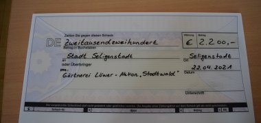 Scheck über 2200 Euro der Gärtnerei Löwer für den Seligenstädter Stadtwald Scheck über 2200 Euro der Gärtnerei Löwer für den Seligenstädter Stadtwald