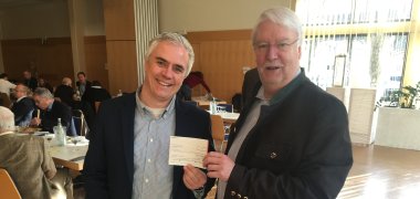 Scheckübergabe von Landtagsvizepräsident Jörg-Uwe Hahn an Bürgermeister Dr. Bastian für den Tennisclub Froschhausen Scheckübergabe von Landtagsvizepräsident Jörg-Uwe Hahn an Bürgermeister Dr. Bastian für den Tennisclub Froschhausen