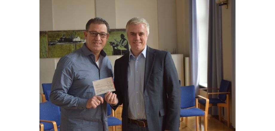 Scheckübergabe von Bürgermeister Dr. Bastian an den Vorsitzenden des Tennisclubs Froschhausen Matthias Schmidt