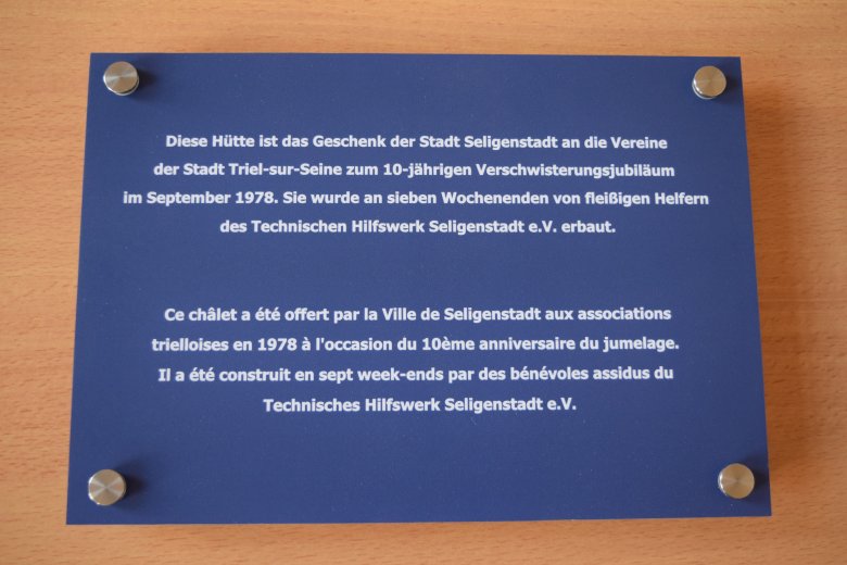 Schild für das Verschwisterungschalet in Triel