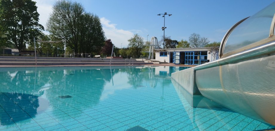 Ab 12. Mai kann bei steigenden Temperaturen wieder ins kühle Nass gerutscht werden