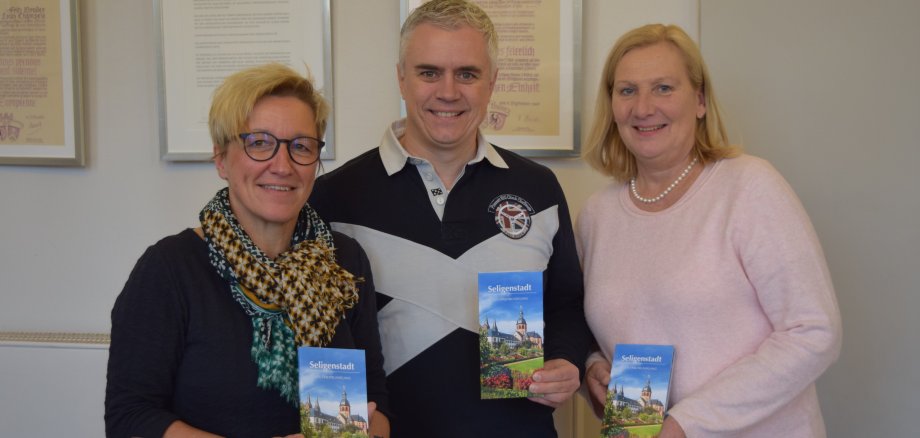 Vorstellung der Broschüre Stadtrundgang, Bürgermeister Dr. Bastian mit Monika Weber vom Stadtmarketing und Claudia Schaefer der Tourist-Info