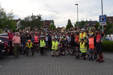 Seligenstädter Skate Night beim Start am Feuerwehrparkplatz mit Bürgermeister Bastian Seligenstädter Skate Night beim Start am Feuerwehrparkplatz mit Bürgermeister Bastian