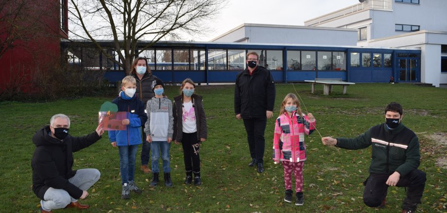 Schüler der Konrad-Adenauer-Schule übergeben Spende für Stadtwald-Setzlinge 
