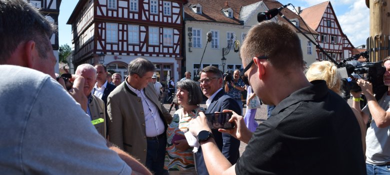 Dr. Markus Söder und Boris Rhein auf dem Marktplatz