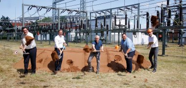 Spatenstich am EVO-Umspannwerk, von link nach rechts: EVO Vorstandsvorsitzender Dr. Christoph Meier, Hainburgs Bürgermeister Alexander Böhn, Seligenstadts Bürgermeister Dr. Daniell Bastian, Mainhausens Bürgermeister Frank Simon, EVO Technikvorstand Günther Weiß Spatenstich am EVO-Umspannwerk, von link nach rechts: EVO Vorstandsvorsitzender Dr. Christoph Meier, Hainburgs Bürgermeister Alexander Böhn, Seligenstadts Bürgermeister Dr. Daniell Bastian, Mainhausens Bürgermeister Frank Simon, EVO Technikvorstand Günther Weiß