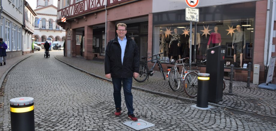 Stadtrat Michael Gerheim am ersten hydraulischen Poller