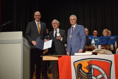 Auf dem Foto von links: Stadtverordnetenvorsteher Dr. Richard Georgi, Willi Eiles, Bürgermeister Dr. Daniell Bastian Auf dem Foto von links: Stadtverordnetenvorsteher Dr. Richard Georgi, Willi Eiles, Bürgermeister Dr. Daniell Bastian