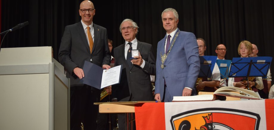 Auf dem Foto von links: Stadtverordnetenvorsteher Dr. Richard Georgi, Willi Eiles, Bürgermeister Dr. Daniell Bastian