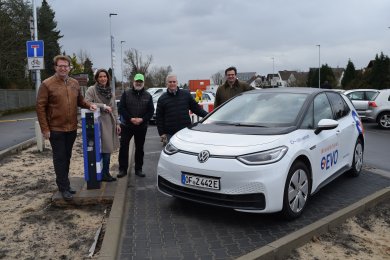 von links nach rechts: Erster Stadtrat Michael Gerheim, Eva-Maria Grimm-Rauschenberger (Schneider Electric GmbH), Burkard Zahn (Schneider Electric GmbH), Bürgermeister Dr. Daniell Bastian, EVO-Vorstandsvorsitzender Dr. Christoph Meier von links nach rechts: Erster Stadtrat Michael Gerheim, Eva-Maria Grimm-Rauschenberger (Schneider Electric GmbH), Burkard Zahn (Schneider Electric GmbH), Bürgermeister Dr. Daniell Bastian, EVO-Vorstandsvorsitzender Dr. Christoph Meier