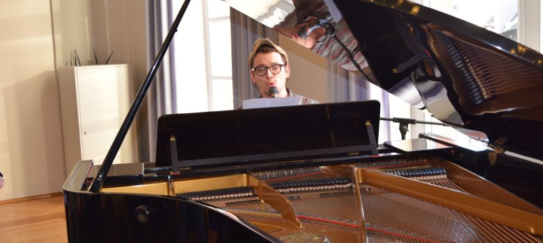 Sven Garrecht am Klavier bei der Verleihung des Namenszusatzes "Einhardstadt"