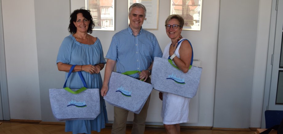Designerin Kirsten Rüger, Bürgermeister Dr. Bastian, Monika Weber vom SeligenStadtMarkteting mit der neuen Seligenstadt-Tasche