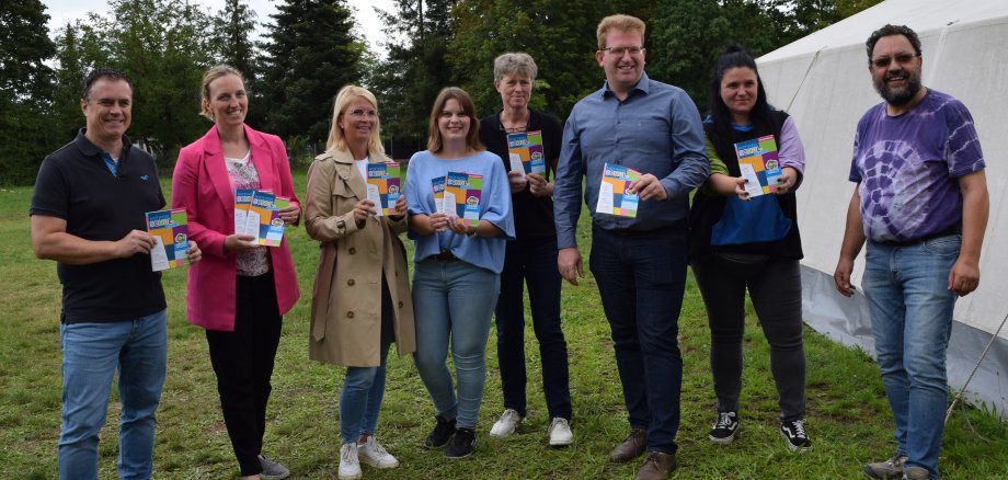 Auf dem Foto von links: Bürgermeister Dr. Daniell Bastian, Sonja Roggenhofer (Rektorin Konrad-Adenauer-Schule), Yvonne Bayer (Konrektorin Walinusschule), Elena Weiß (Konrektorin Konrad-Adenauer-Schule), Ute Simon (Rektorin Emmaschule), Erster Stadtrat Michael Gerheim, Katrin Nietgen (Kinder- und Jugendbüro) und Tom Heilos (Amtsleiter Soziale Infrastruktur)