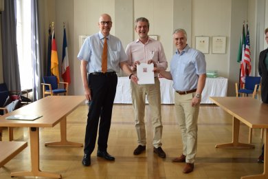 Übergabe Förderbescheide HESSENKASSE, von links nach rechts: Stadtverordnetenvorsteher Dr. Richard Georgi, Staatssekretär Dr. Martin Worms, Bürgermeister Dr. Daniell Bastian Übergabe Förderbescheide HESSENKASSE, von links nach rechts: Stadtverordnetenvorsteher Dr. Richard Georgi, Staatssekretär Dr. Martin Worms, Bürgermeister Dr. Daniell Bastian