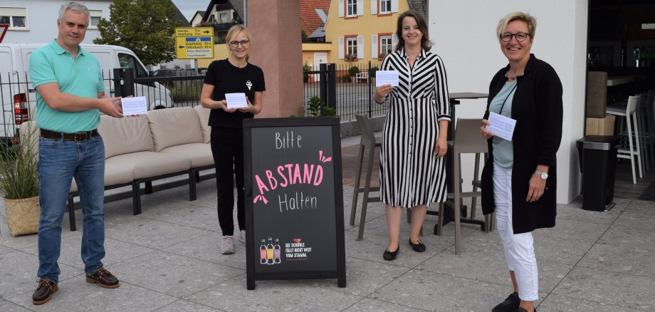 Von links nach rechts: Bürgermeister Dr. Bastian, Lydia Faé (Inhaberin Badehaus), Wirtschaftsförderin Tanja Frisch, Monika Weber, Stadtmarketing