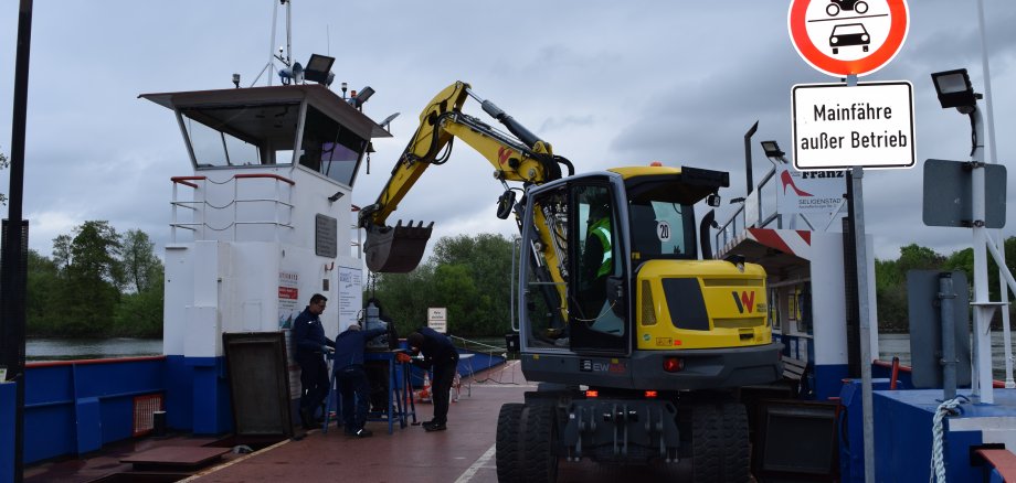 Die Umrüstungsarbeiten auf der Fähre sind in vollem Gange