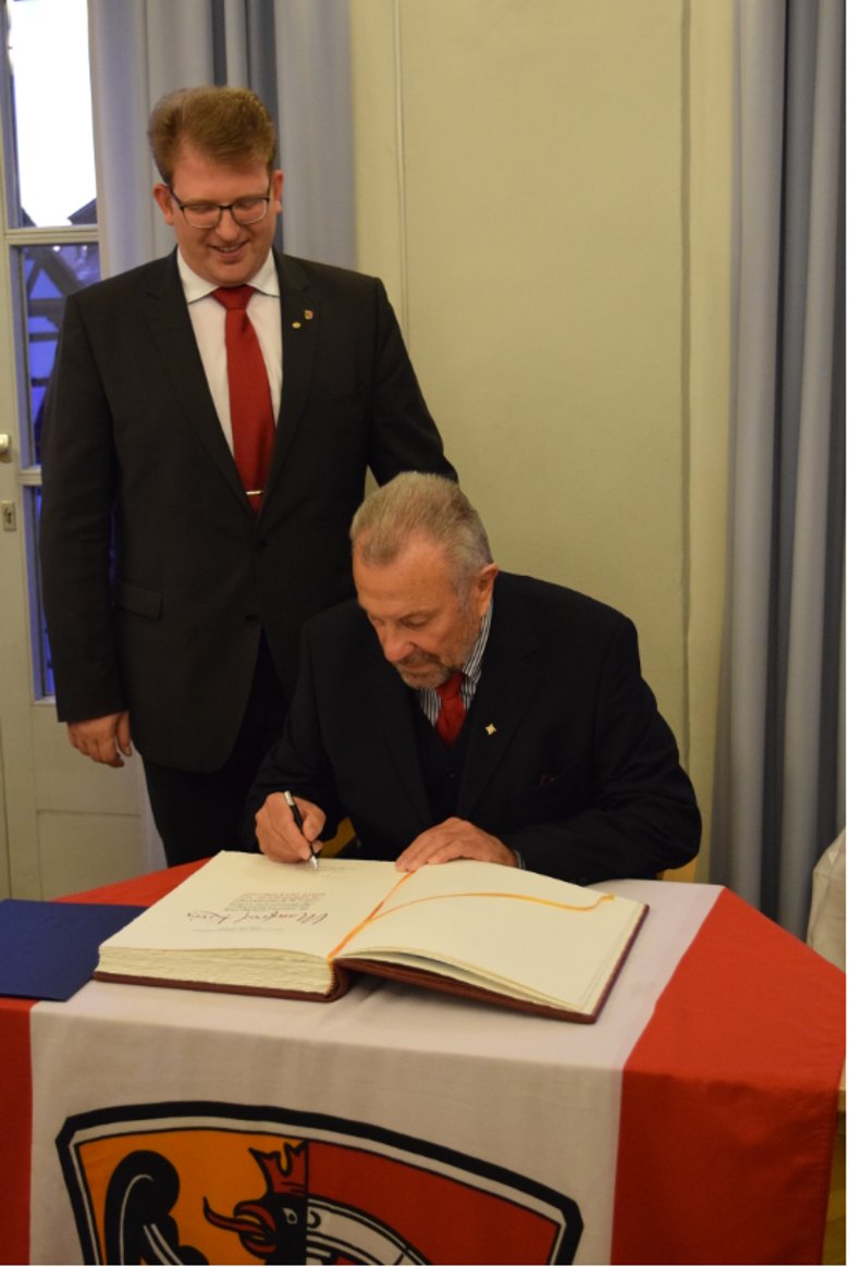 Manfred Kreis bei Eintrag ins Goldene Buch Manfred Kreis bei Eintrag ins Goldene Buch