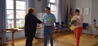 Auf dem Foto von links: Lucie Post, Bürgermeister Dr. Daniell Bastian und Personalratsvorsitzende Traudel Kramer Auf dem Foto von links: Lucie Post, Bürgermeister Dr. Daniell Bastian und Personalratsvorsitzende Traudel Kramer