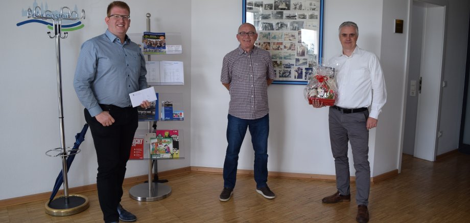 von links nach rechts: Erster Stadtrat Michael Gerheim, Roland Koch, Bürgermeister Dr. Daniell Bastian
