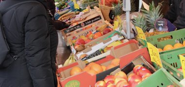 Verkaufsstand auf dem Wochenmarkt Verkaufsstand auf dem Wochenmarkt