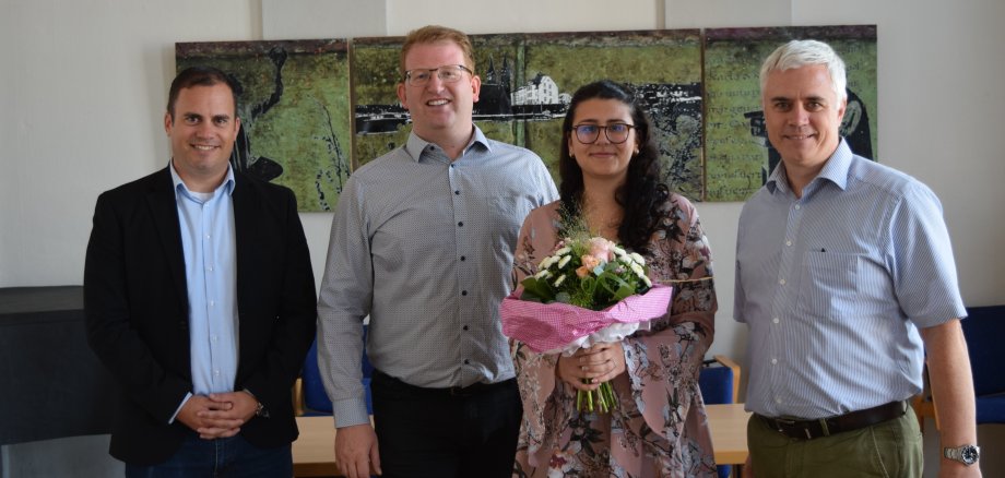 Auf dem Foto von links nach rechts: Christian Klügel (Amtsleiter Bürger- und Standesamt), Erster Stadtrat Michael Gerheim, Lara Bennen, Bürgermeister Dr. Daniell Bastian