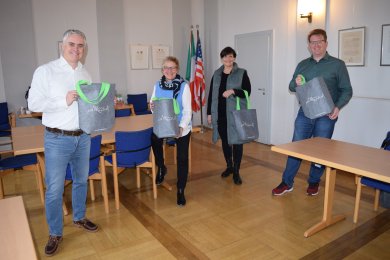 Vorstellung des neuen Seligenstadt Shopper, von links nach rechts: Bürgermeister Dr. Bastian, Monika Weber SeligenStadtMarketing, Kirsten Rüger, Taschendesignerin, Stadtrat Michael Gerheim von links nach rechts: Bürgermeister Dr. Bastian, Monika Weber SeligenStadtMarketing, Kirsten Rüger, Taschendesignerin, Stadtrat Michael Gerheim