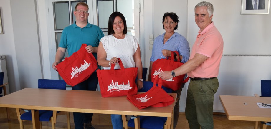 von links nach recht_Stadtrat Gerheim, Silke Göbel, Kirsten Rüger, Bürgermeister Dr. Bastian