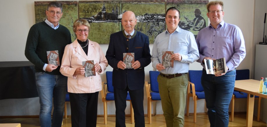 von links nach rechts_ Thomas Laube und Dorothea Henzler der Einhard-Gesellschaft, Autor Dr. Schopp, Bürgermeister und Erster Stadtrat